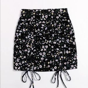 Black floral skirt. Scrunches up size (xs) from shein
